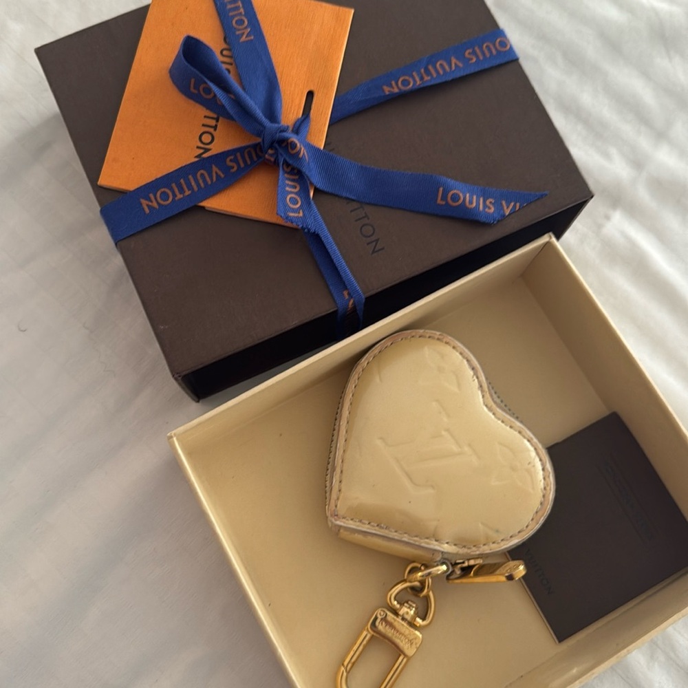 AUTHENTICATED Louis Vuitton heart vernis pochette